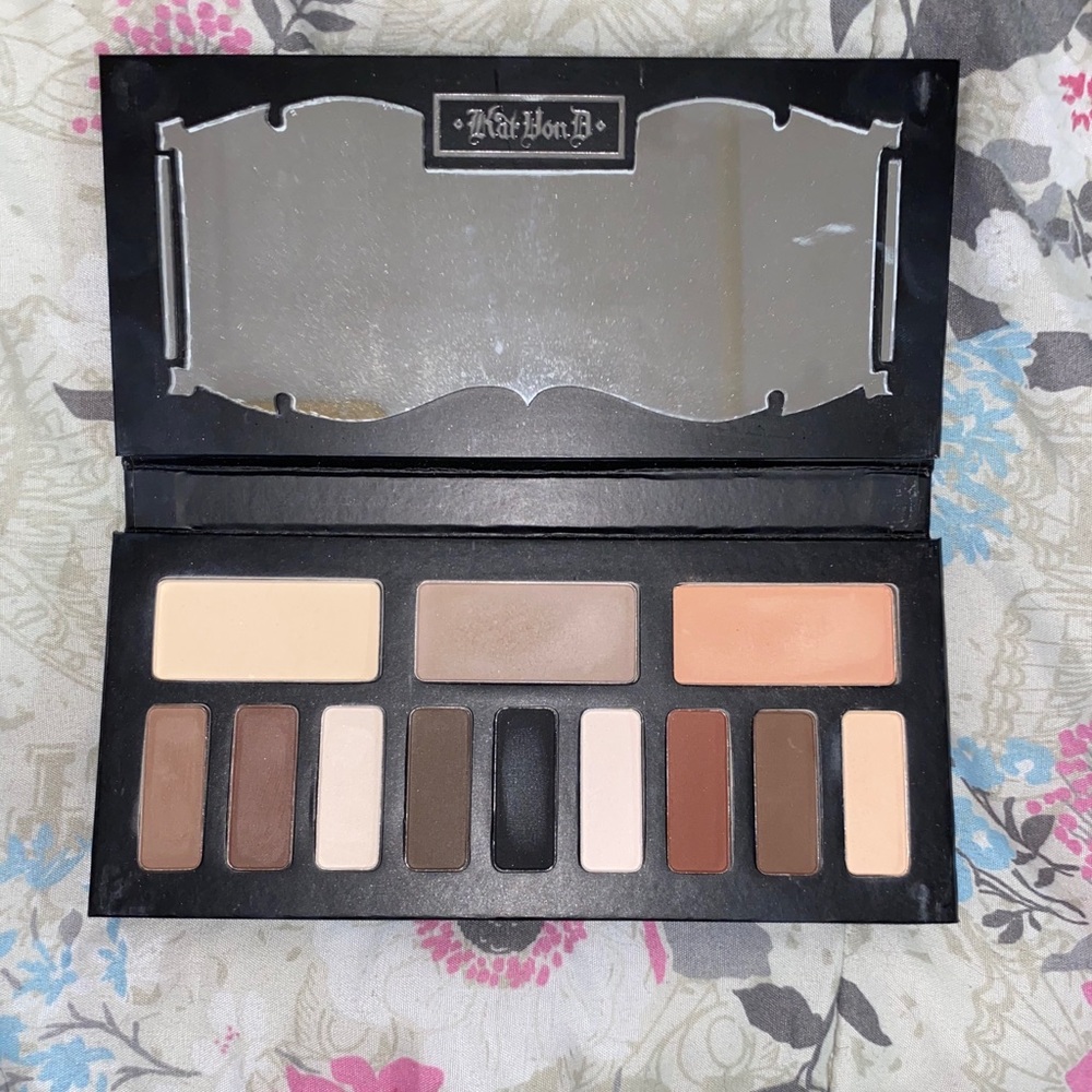 KAT VON D SHADE & LIGHT EYESHADOW PALETTE